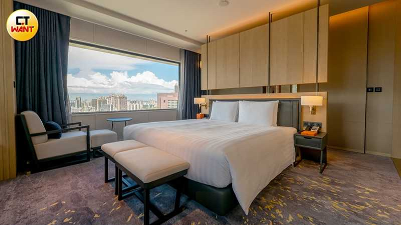 26坪的「琥珀行政套房」轉角一大床房型具有大片窗景，房價起跳價為每晚含稅17,000元起，房價浮動依實際而定。（圖／焦正德攝）