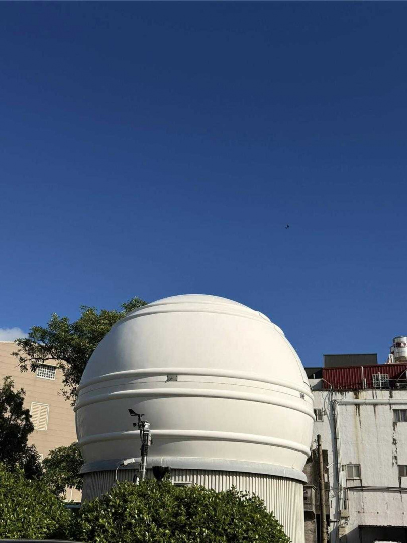 屏東縣車城國小南十字天文台是全世界第1個具國際天文台編號的小學天文台，屏南今天天氣極佳，適合觀星。（圖／翻攝畫面）