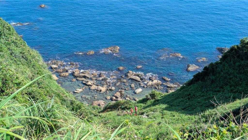 基隆市消防局7日上午獲報,失蹤10日的婦人在八斗子山區尋獲,立即趕往現場以吊掛方式救出,並緊急送醫急救。(翻攝照片/張志康基隆傳真)