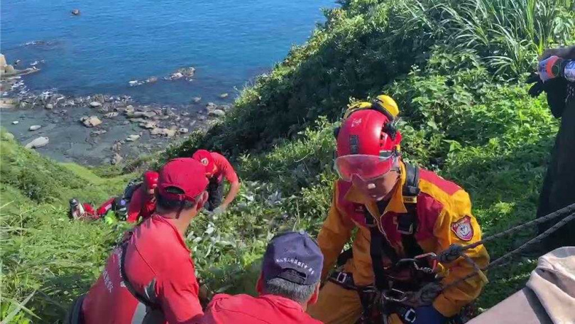 基隆市消防局7日上午獲報,失蹤10日的婦人在八斗子山區尋獲,立即趕往現場以吊掛方式救出,並緊急送醫急救。(翻攝照片/張志康基隆傳真)