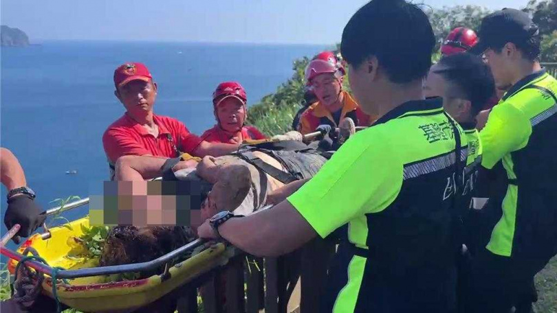 基隆市消防局7日上午獲報,失蹤10日的婦人在八斗子山區尋獲,立即趕往現場以吊掛方式救出,並緊急送醫急救。(翻攝照片/張志康基隆傳真)