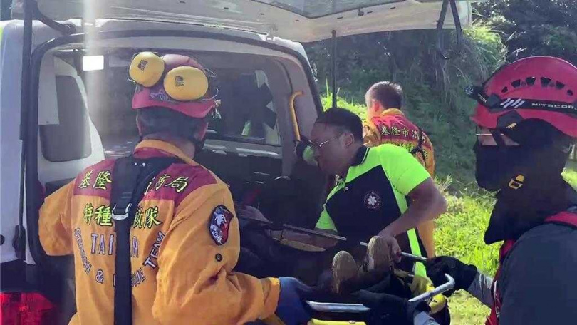 基隆市消防局7日上午獲報,失蹤10日的婦人在八斗子山區尋獲,立即趕往現場以吊掛方式救出,並緊急送醫急救。(翻攝照片/張志康基隆傳真)