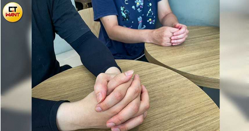 曾任職於朝揚補習班的阿秀與毛毛表示,朝揚補習班違背勞雇合約,積欠業務獎金恐高達900萬元。(圖/翁靖祐攝)