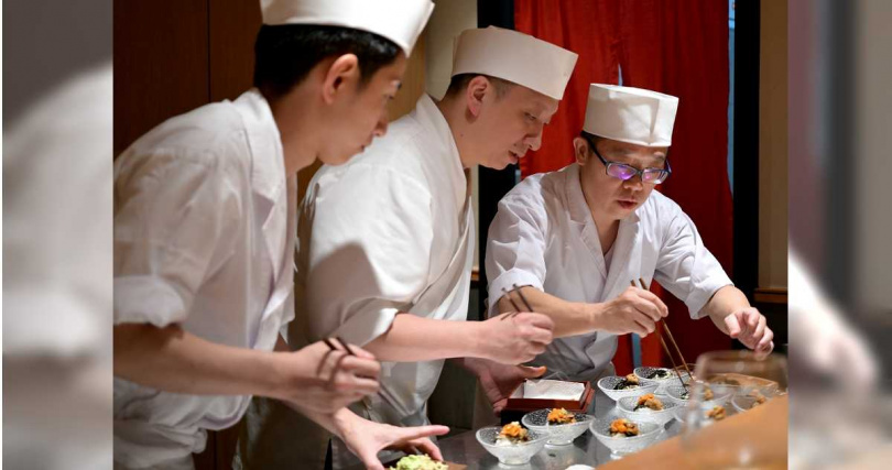 末冨康雄主廚（右）與匠樂主廚阿鴻（中）相識多年亦師亦友，攜手端出割烹饗宴讓饕客讚不絕口。(圖／匠樂提供)