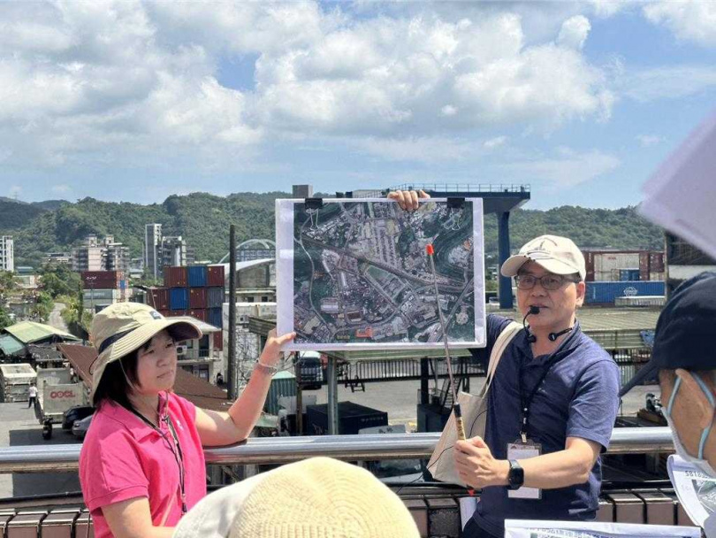 基隆市政府祕書長方定安(右)帶領相關局處及都市計畫委員會成員,赴基捷場站預定地現勘,規畫出各場站的方向及趨勢。(圖/基隆市政府提供/張志康基隆傳真)