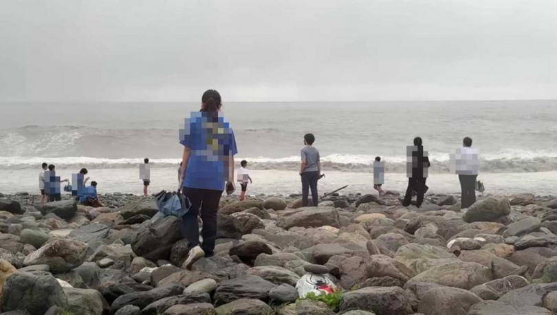 薇帕颱風影響，台東各地大雨成災，海濱公園卻出現一批觀浪民眾。（圖／翻攝畫面）