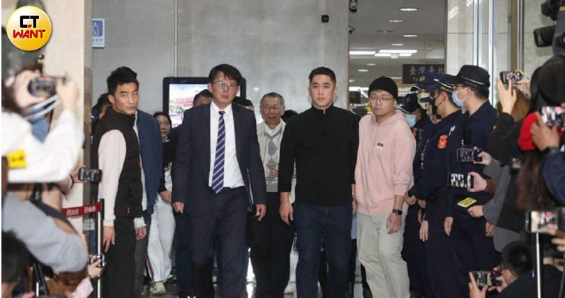 民眾黨創黨主席柯文哲（中後）幾乎確定無緣在726大罷免投票中投下自己神聖的一票。（資料照／劉耿豪攝）