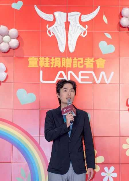 LA NEW副總經理劉奕廷表示因長期關注兒童社會議題，因而發起童心鞋力公益捐贈行動。（圖片提供／LA NEW）