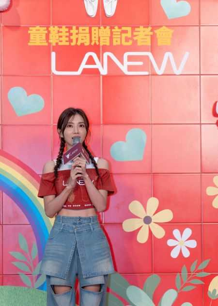 LA NEW品牌代言人蔡黃汝親臨童心鞋力記者會現場一起為公益讚聲。（圖片提供／LA NEW）