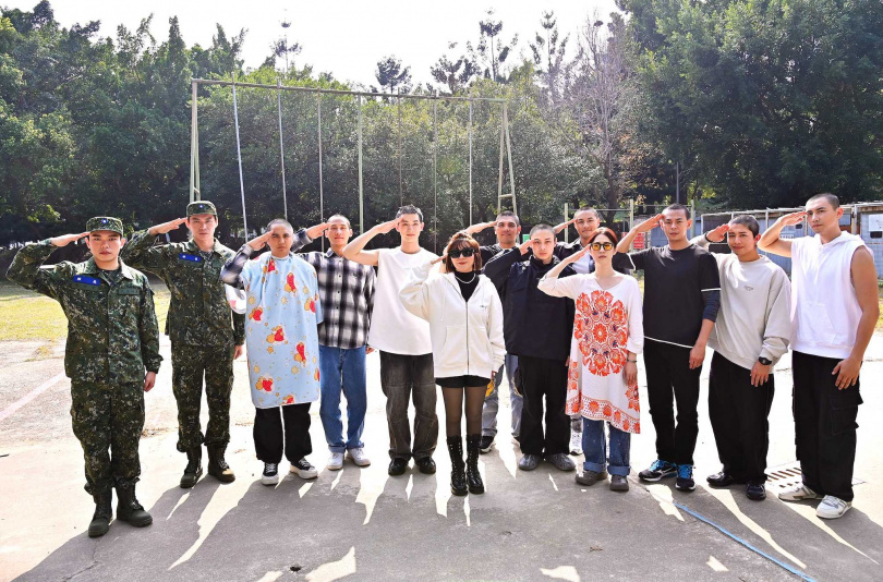 《九條好漢在一班》真實記錄9位藝人進駐成功嶺，節目播出後也掀起網友瘋狂熱議。（圖／台視提供）