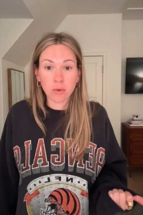 美國新人女演員雷納森(Meghan Reinertsen)近日在TikTok分享糗事,她搭機前一晚吃壞肚子,登機後跑廁所狂拉,最後被請下機,還導致下一趟航班取消,因為要進行深度消毒。(圖/翻攝自TikTok)