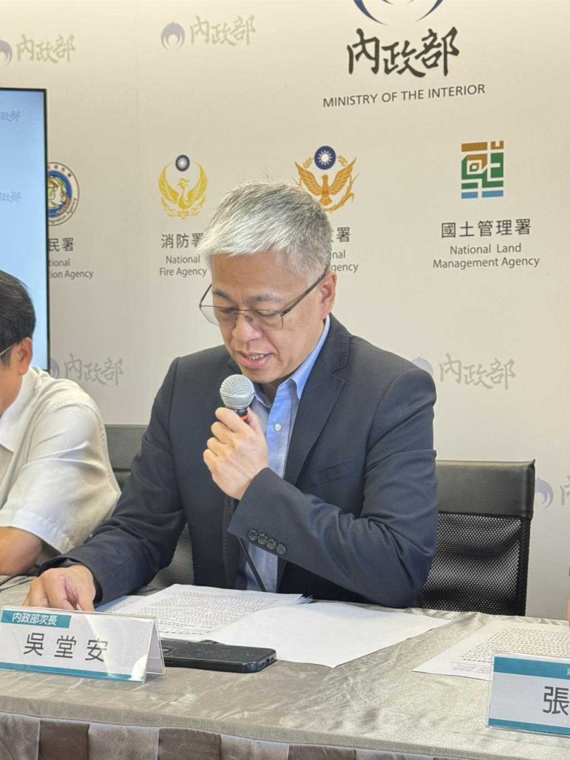 內政部次長吳堂安14日表示，內政部已在全民防災e點通、消防防災APP及應變管理資訊雲端服務（EMIC）系統介接國家災害防救科技中心海嘯溢淹潛勢圖資，並標註1091處海嘯避難場所圖示。（圖／中國時報王千豪攝）