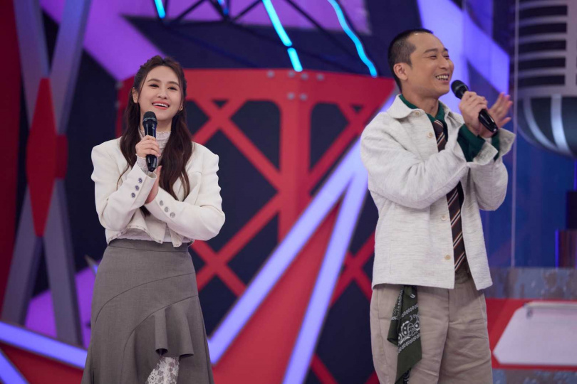 Sandy（左）頻提醒爸爸吳宗憲注意時長。（公視台語台提供）