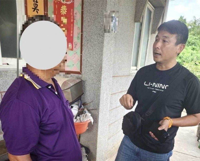 在警方耐心勸說下，王民終於打消赴台參加說明會念頭，並同意由物流業者將相關包裹全數退回，成功避免鉅額損失。（圖／翻攝畫面）