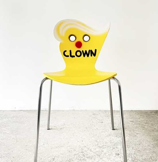 一張金黃色的人臉椅額前呈半屏山大波浪髮型，上方寫著「小丑」（clown），被解讀為對美國總統川普（Donald Trump）的諷刺。（圖／翻攝自IG「jeanseb5.5」）