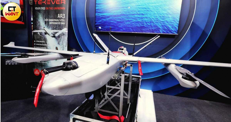 AR3無人機有靈活部署、高機動性的優勢，能在艦艇甲板或艱鉅地形安全起降，勝任海上監控、邊境防護、電子戰與多機協同任務。（圖／周志龍攝）