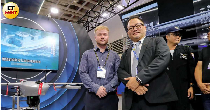 安捷航空董事長高健祐（右）期望透過硬體的導入和人才訓練引進，提供更完整的無人機解決方案。（圖／周志龍攝）