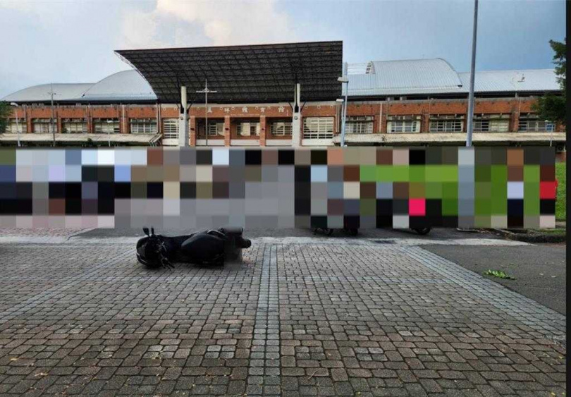 屏科大20歲邱姓男大生1日騎機車行經孟祥體育館前學府路時，不慎自撞分隔島，搶救後不治。（警方提供／中國時報謝佳潾屏東傳真）