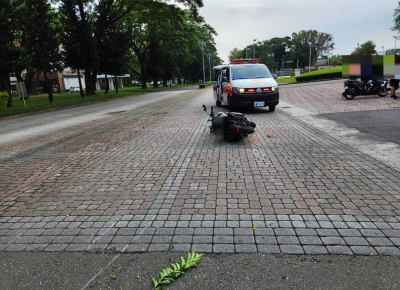 屏科大20歲邱姓男大生1日騎機車行經孟祥體育館前學府路時，不慎自撞分隔島，搶救後不治。（圖／警方提供／中國時報謝佳潾屏東傳真）