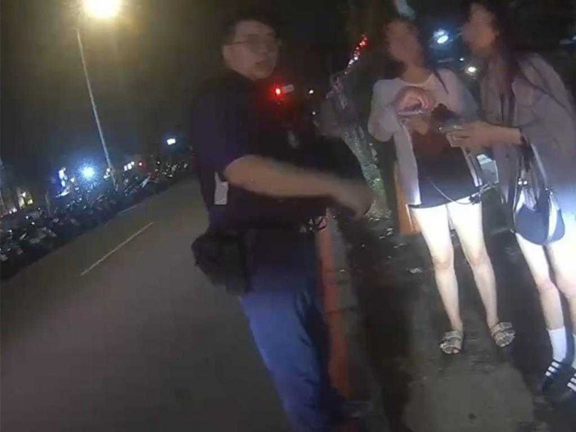 員警到場處理並護送外籍女子前往醫院驗傷。（圖／翻攝照片）
