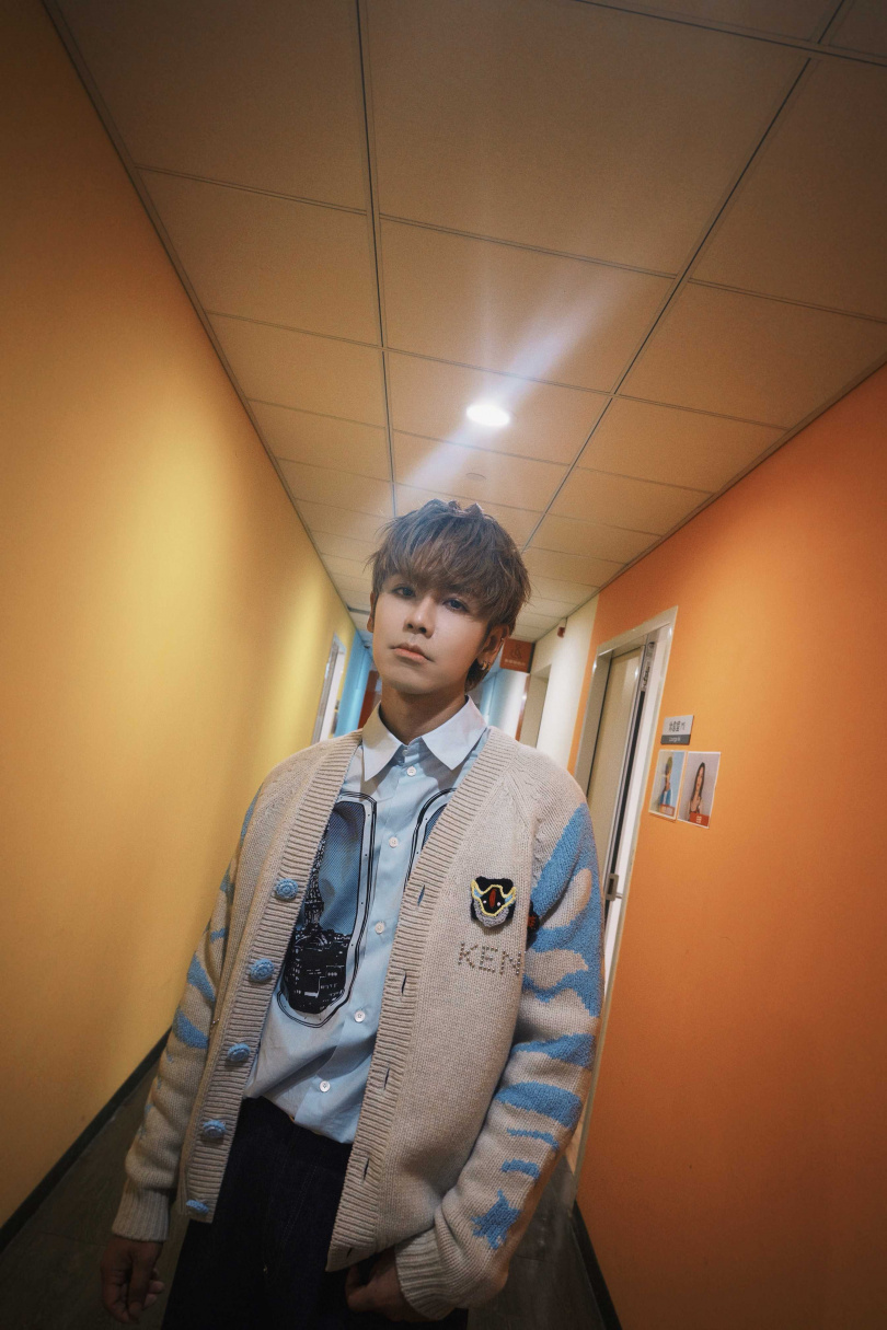 鼓鼓錄完音趕回家與蕭秉治連線。（圖／相信音樂提供）