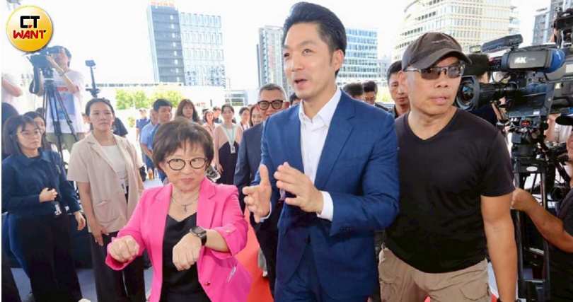 京華廣場重建案事涉多名官員與地方開發,如何化解考驗台北市長蔣萬安(中)的智慧。(圖/方萬民攝)