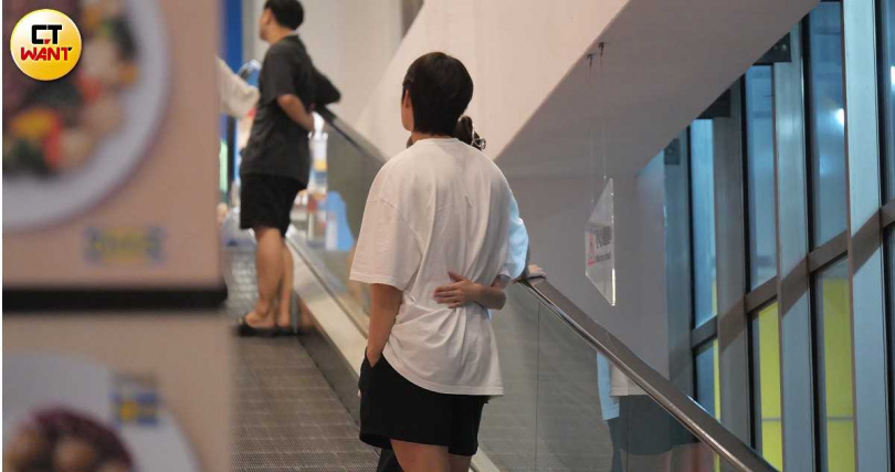 兩人在賣場肢體甜蜜接觸的行為沒停過。(圖/CTWANT)