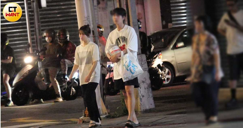 晚上10點10分,又到附近超市採買了些飲用水跟食物,兩人才一起回家。(圖/CTWANT)