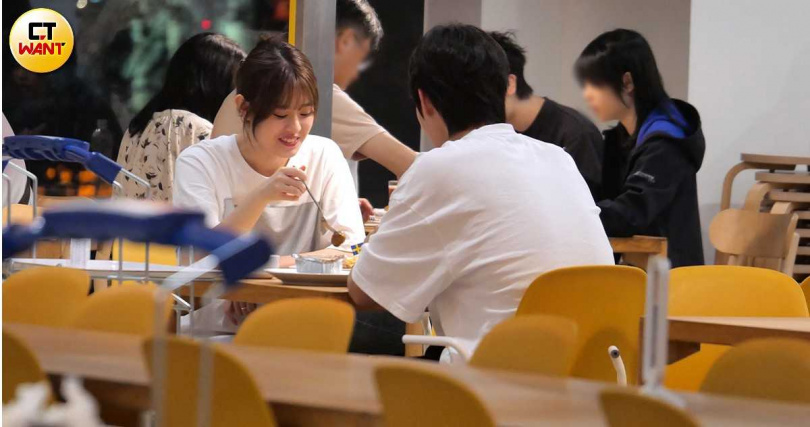 小倆口在家具賣場美食街吃飯,過程有說有笑,看來溝通不是問題。(圖/CTWANT)