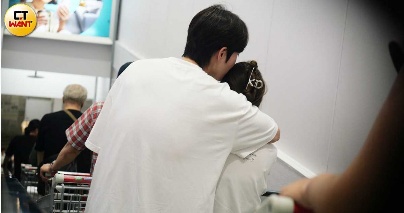 逛完家具賣場,兩人又轉戰美式賣場,韓國歐爸忘情摟住邱偲琹肩膀,對著她的頭又親又聞。(圖/CTWANT)