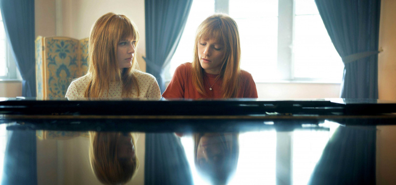 卡蜜兒拉札（左）和梅蘭妮侯貝爾在電影《天才琴手》詮釋姊妹鋼琴家十分到位，獲得法媒全面好評。（圖／海鵬提供）