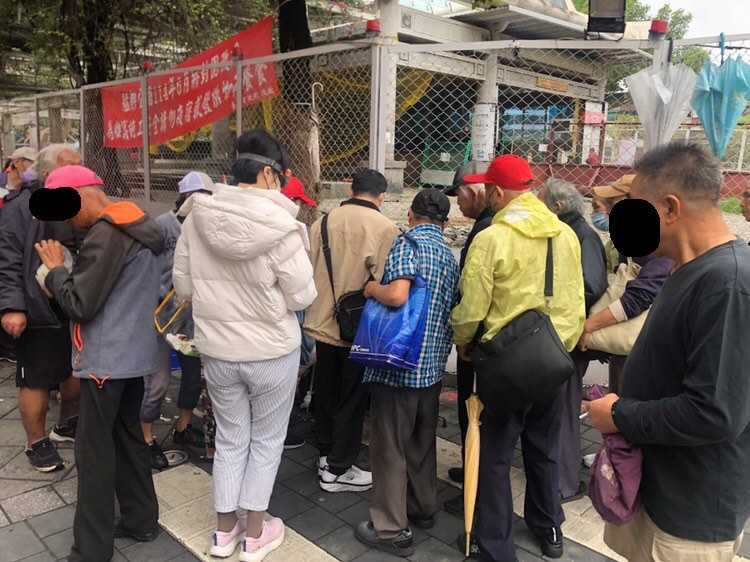 台北龍山寺外爆「千元收購個資」。(圖/Threads@1234jjjjjmy.222授權提供)