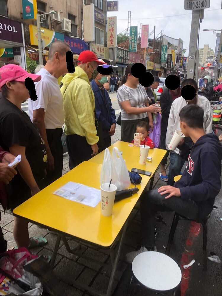 台北龍山寺外爆「千元收購個資」。(圖/Threads@1234jjjjjmy.222授權提供)