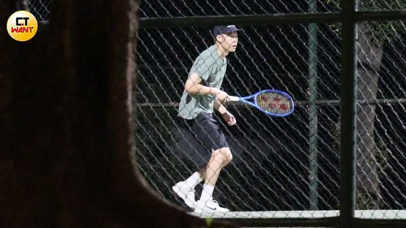 本刊深夜直擊周湯豪揮拍汗如雨下，相當健康。（圖／本刊攝影組）