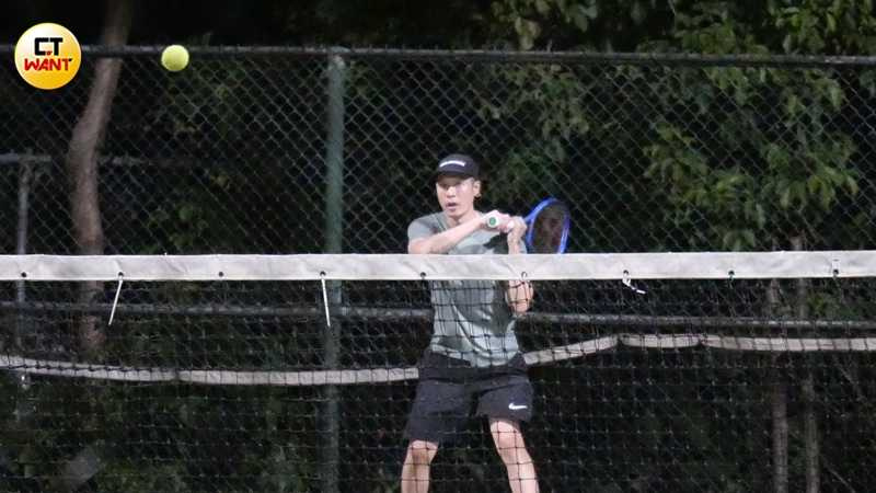 抽完菸休息一會兒之後周湯豪又開始打球。（圖／本刊攝影組）