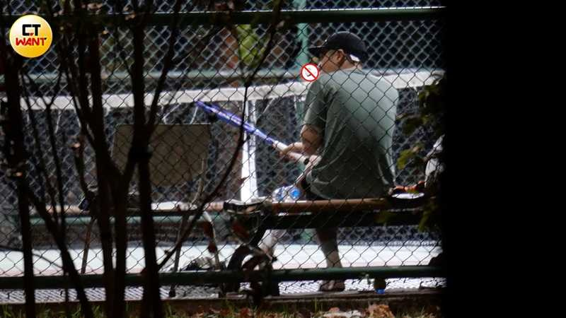 周湯豪一邊打著健康的球類運動，但一邊又在球場進行著不健康的抽菸行為。（圖／本刊攝影組）