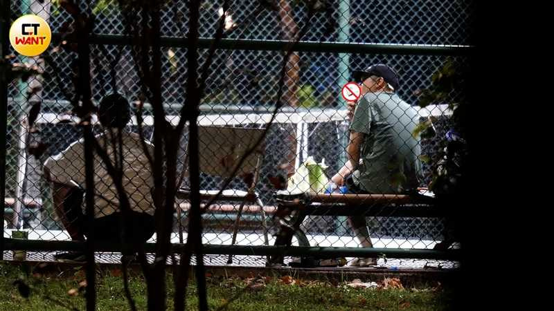 喝了飲料打了一下球之後，周湯豪又再度休息抽菸，看來菸癮不小。（圖／本刊攝影組）