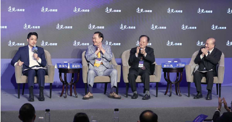 台北市長蔣萬安（左起）、鈺創科技創辦人暨董事長盧超群、鴻海科技集團董事蔣尚義及前經濟部長尹啟銘6日出席第23屆遠見高峰會，會中蔣萬安表示輝達在北士科的用地問題已經解決，獲得全場來賓掌聲。（圖／中時記者范揚光攝）