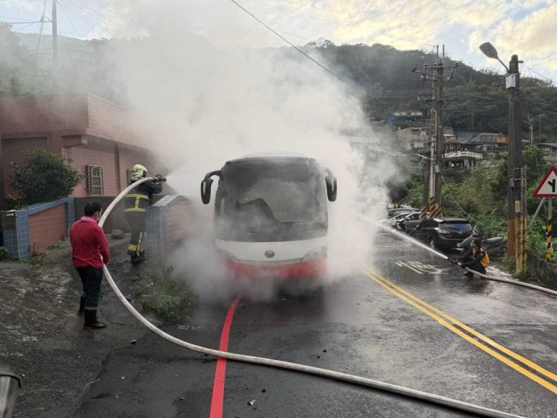 停放於汽車路旁的遊覽車突發火警，消防局出動7車22人搶救，火勢迅速撲滅。（圖／報系資料照）