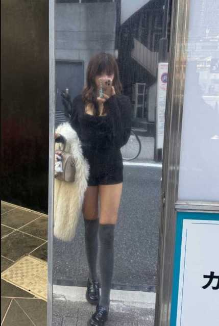 綠川希星路邊自拍照展現出逆天長腿，引發網友討論。（圖／翻攝自綠川希星X）