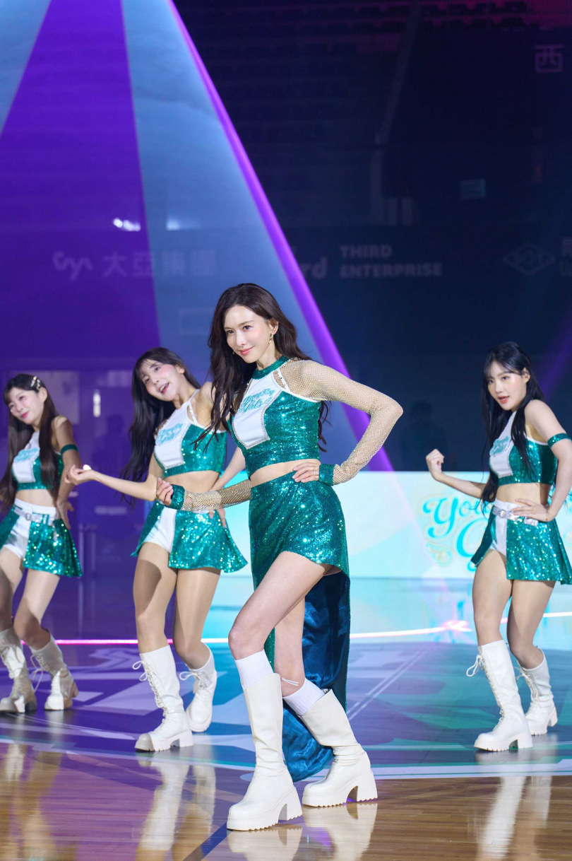 林志玲跟許多年輕的啦啦隊員一起跳舞完全不遜色。（圖／林志玲工作室提供）