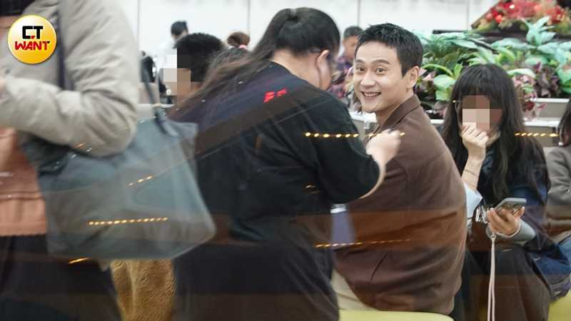 有民眾上前向劉冠廷要簽名，他相當親切滿臉笑容有求必應。（圖／本刊攝影組）