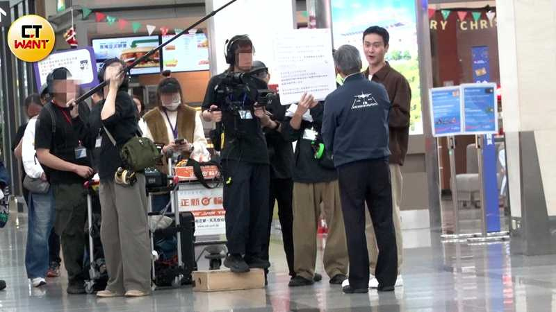 劉冠廷正在機場進行拍攝工作。（圖／本刊攝影組）