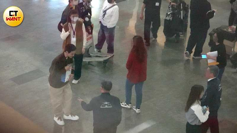 劉冠廷抱著收到的禮物向機場人員鞠躬表達感謝。（圖／本刊攝影組）