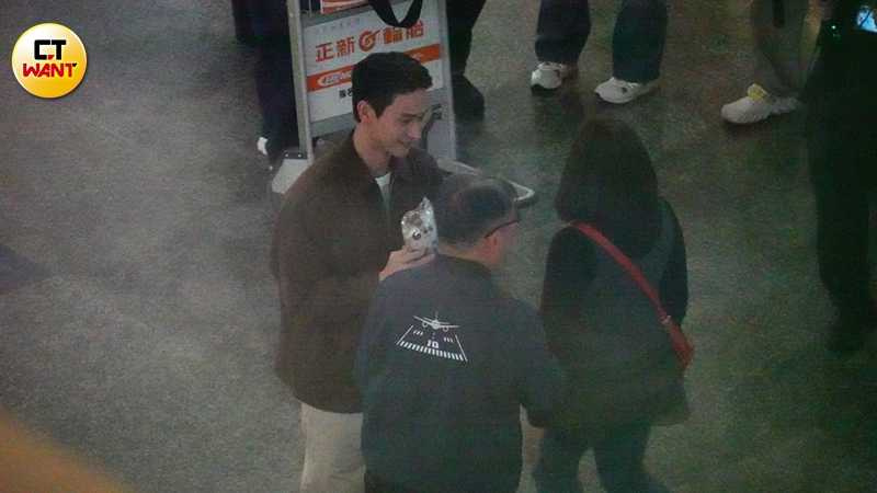 拍攝空檔機場人員送給劉冠廷紀念小禮物。（圖／本刊攝影組）