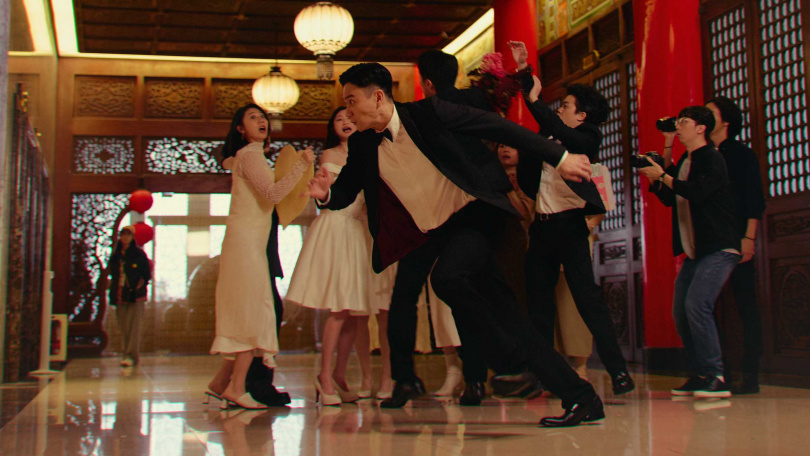 劉冠廷在《雙囍》中一天辦兩場婚禮崩潰忙翻。（圖／水花電影提供）