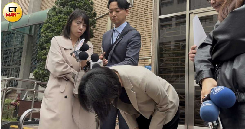 劉向婕3度鞠躬道歉。（圖／翁靖祐攝）