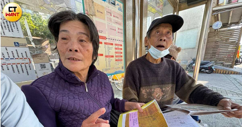 苦主許小姐（左起）與其夫陳先生泣訴買賣土地一連串離奇遭遇，直斥官府與佃農聯合侵害了土地所有權。（圖／黃耀徵攝）