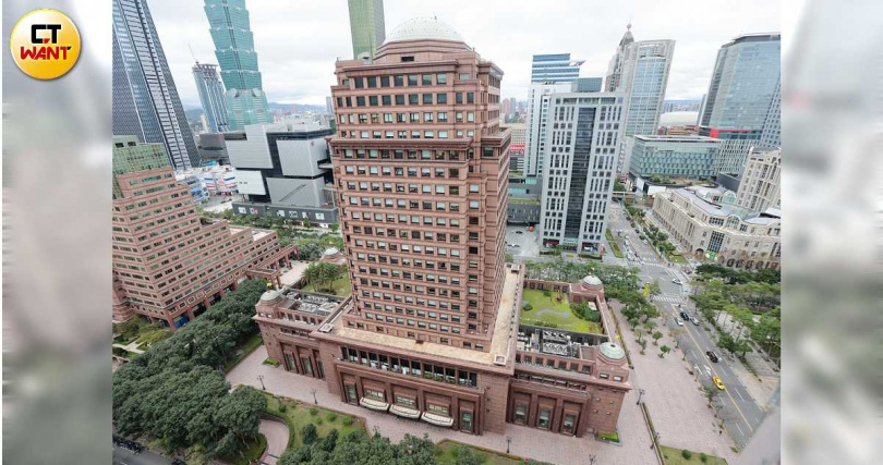 國泰金控位於北市信義計畫區的國泰金融大樓，目前為子公司國泰世華銀行主要營運部門。（圖／黃耀徵攝）&nbsp;