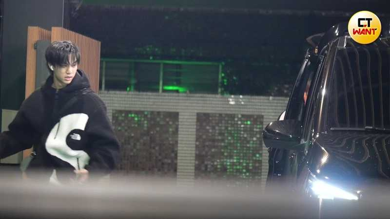 剛滿21歲的李秉諭3/3結束源少年活動後，正好是開同一輛BMW離開，證明他正是接送峮峮的暖男。（圖／本刊攝影組）